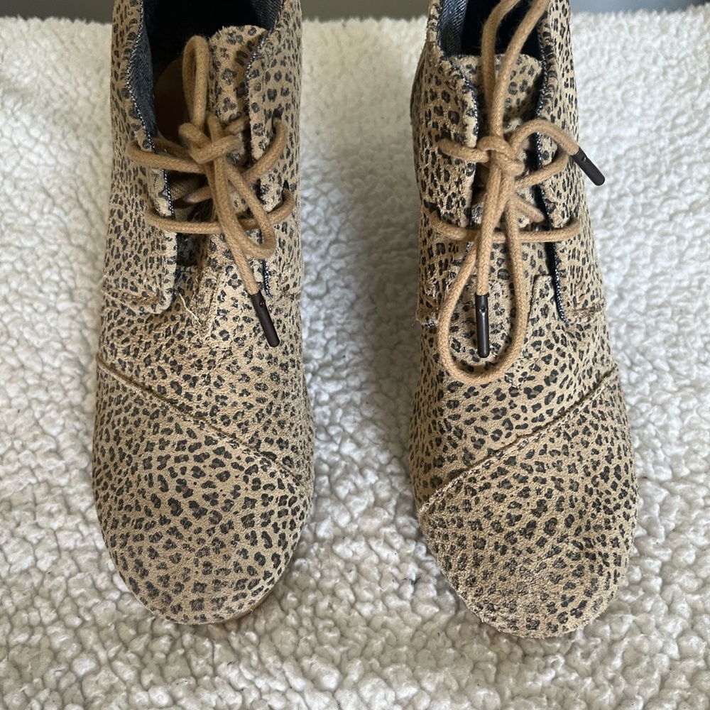 Tom’s Dessert Wedge Leopard Print Bootie Women’s Size 7 Great for Fall!